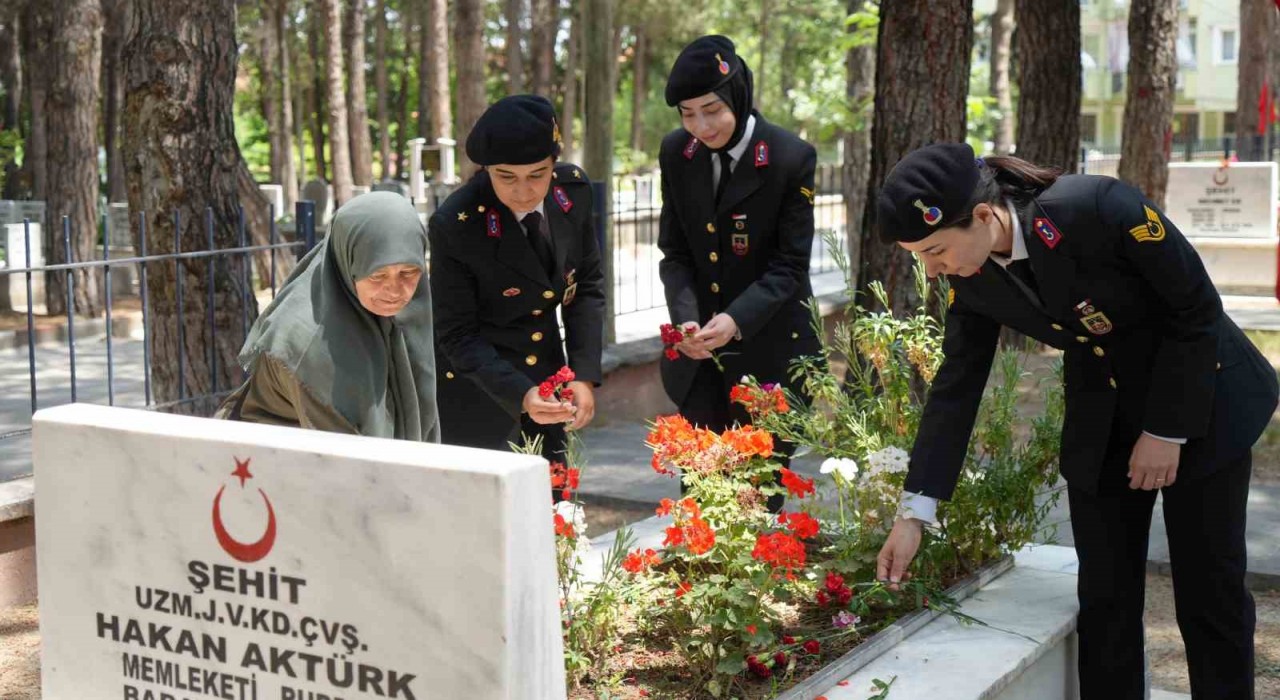 Jandarma Teşkilatının 186. kuruluş yıl dönümünde şehit mezarlarına karanfil bırakıldı