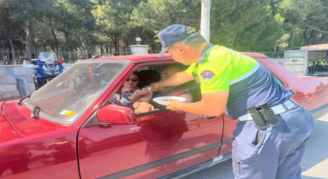 Jandarmadan şekerli trafik denetimi