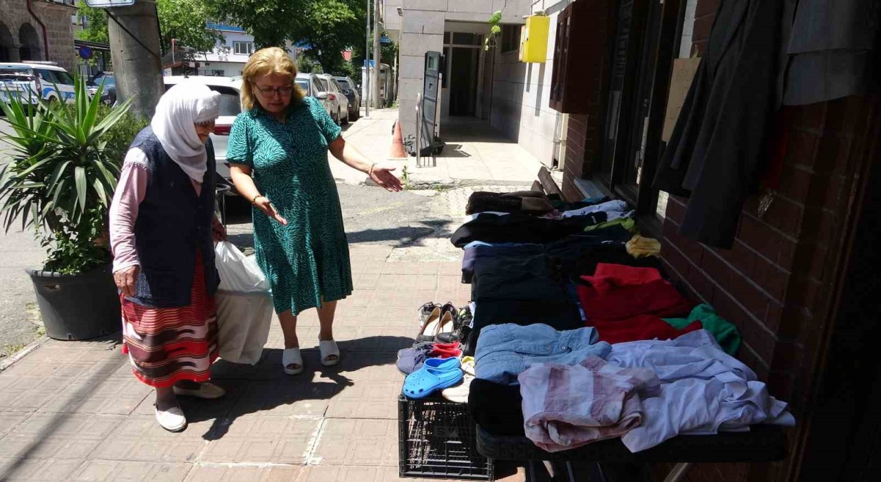Kadın muhtardan örnek çalışma: İhtiyaç fazlasını alıp, ihtiyacı olanlara dağıtıyor