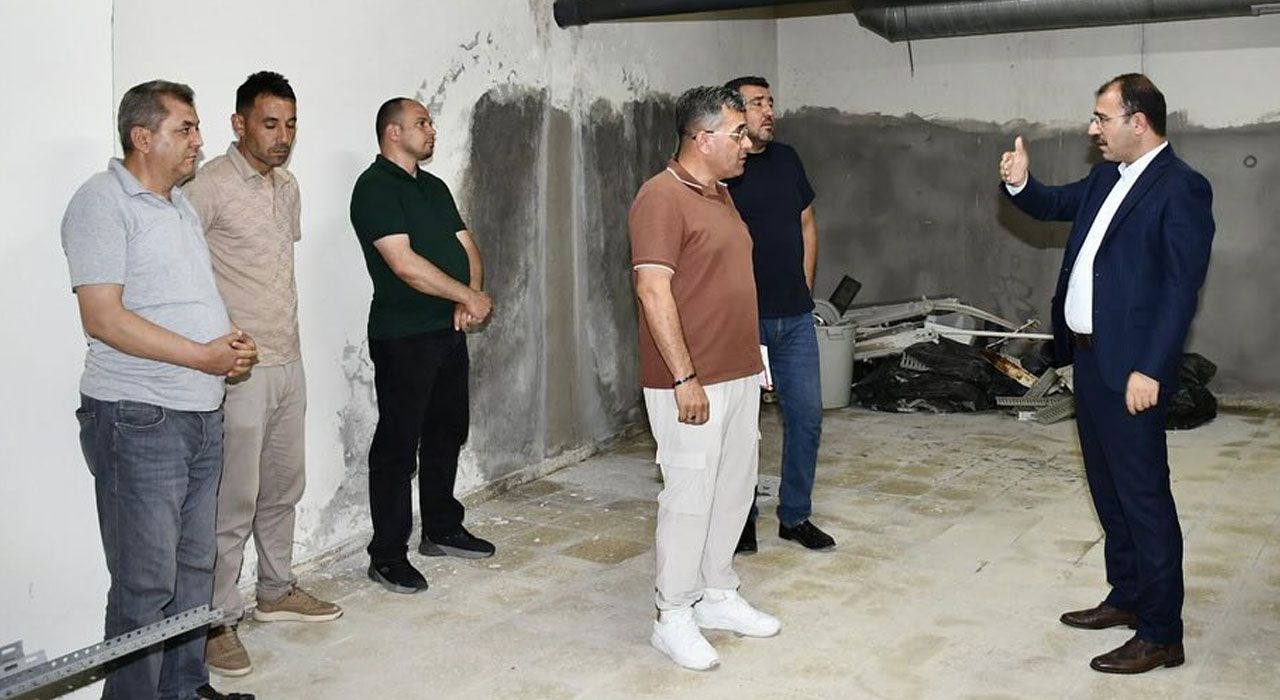 Kadirli Kaymakamı Dolu, Tadilatı Süren Yüzme Havuzunda İncelemelerde Bulundu