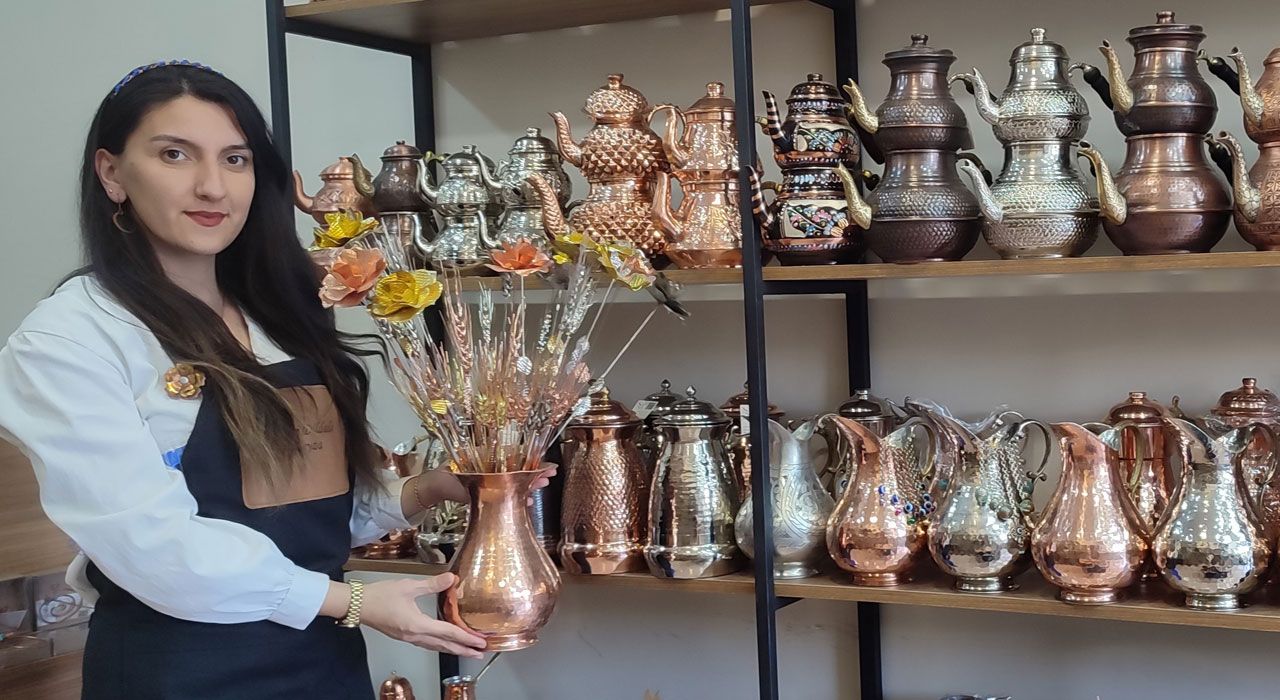 Kahramanmaraş’ta Tek Kadın Bakır Ustası Geleneksel Sanatları Yaşatıyor