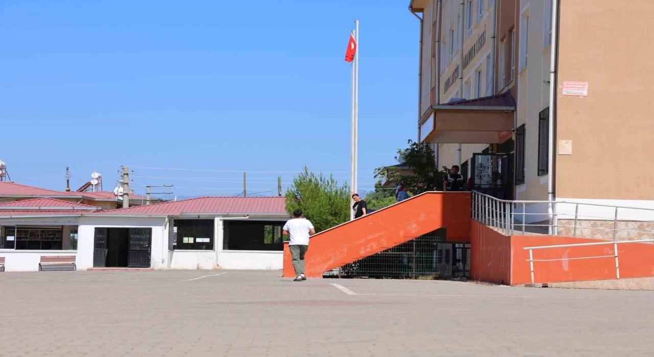 Kahramanmaraşta YKS maratonu: Sınava geç kalınca kapıdan bakıp geri gitti