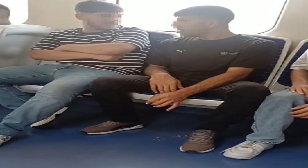 Kalabalığa aldırmadan İZBANda sigara içti, o anlar kamerada