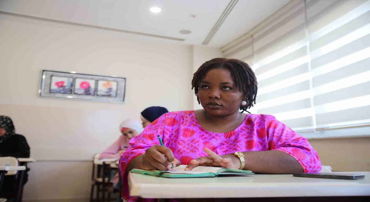 Kamerunlu İngilizce öğretmeni, Türkçe öğrenmek için Gaziantepe geldi