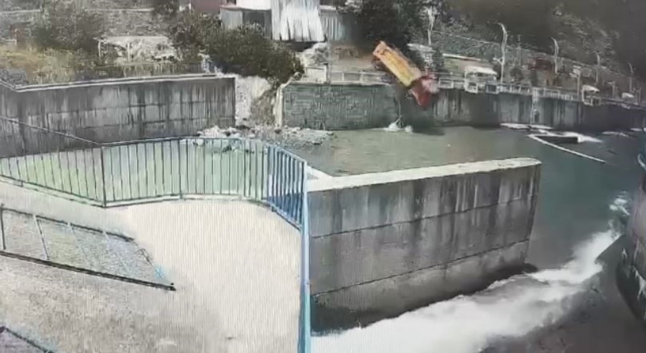 Kamyon dereye uçtu, kaza anı kamerada