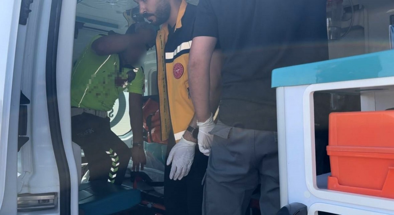 Kamyonet, polis aracına çarptı: 2 polis yaralandı