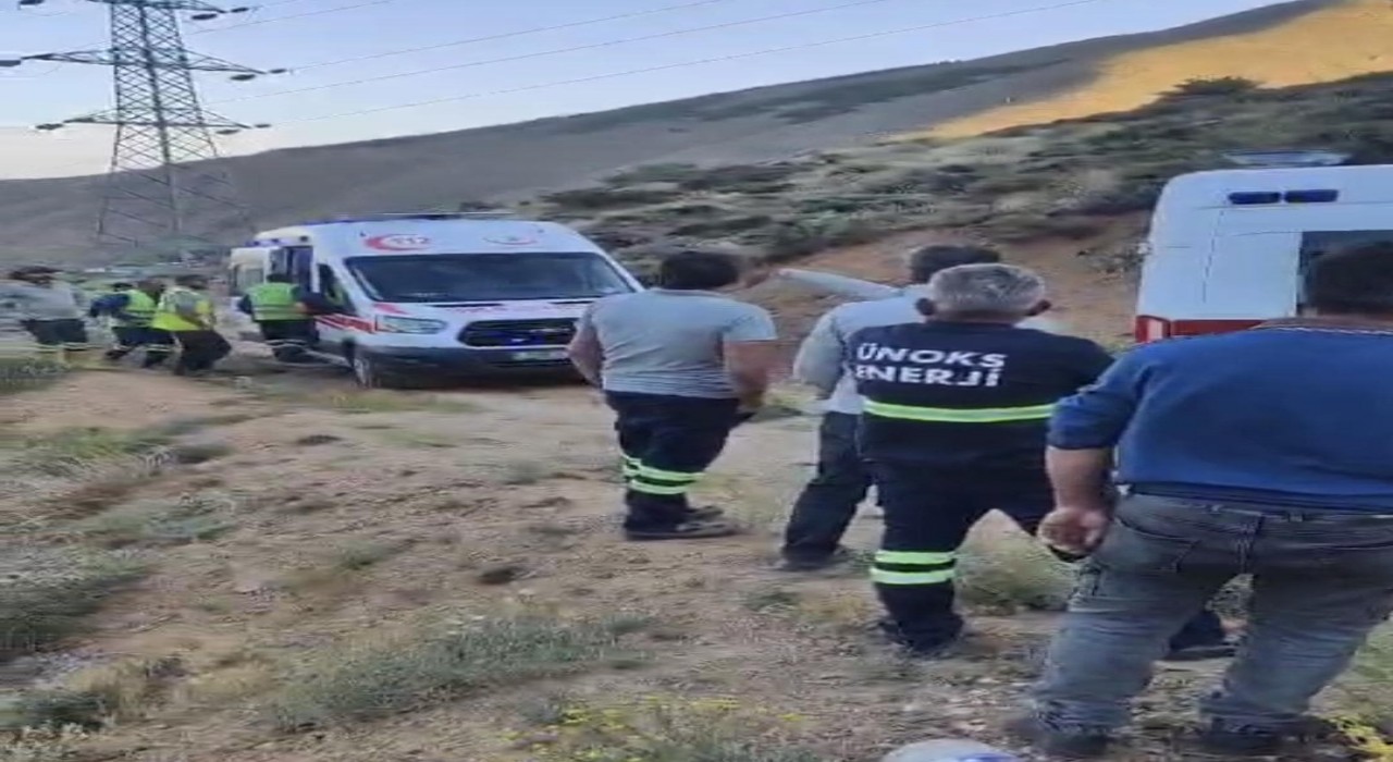 Kamyonet uçuruma yuvarlandı: 2 ağır yaralı