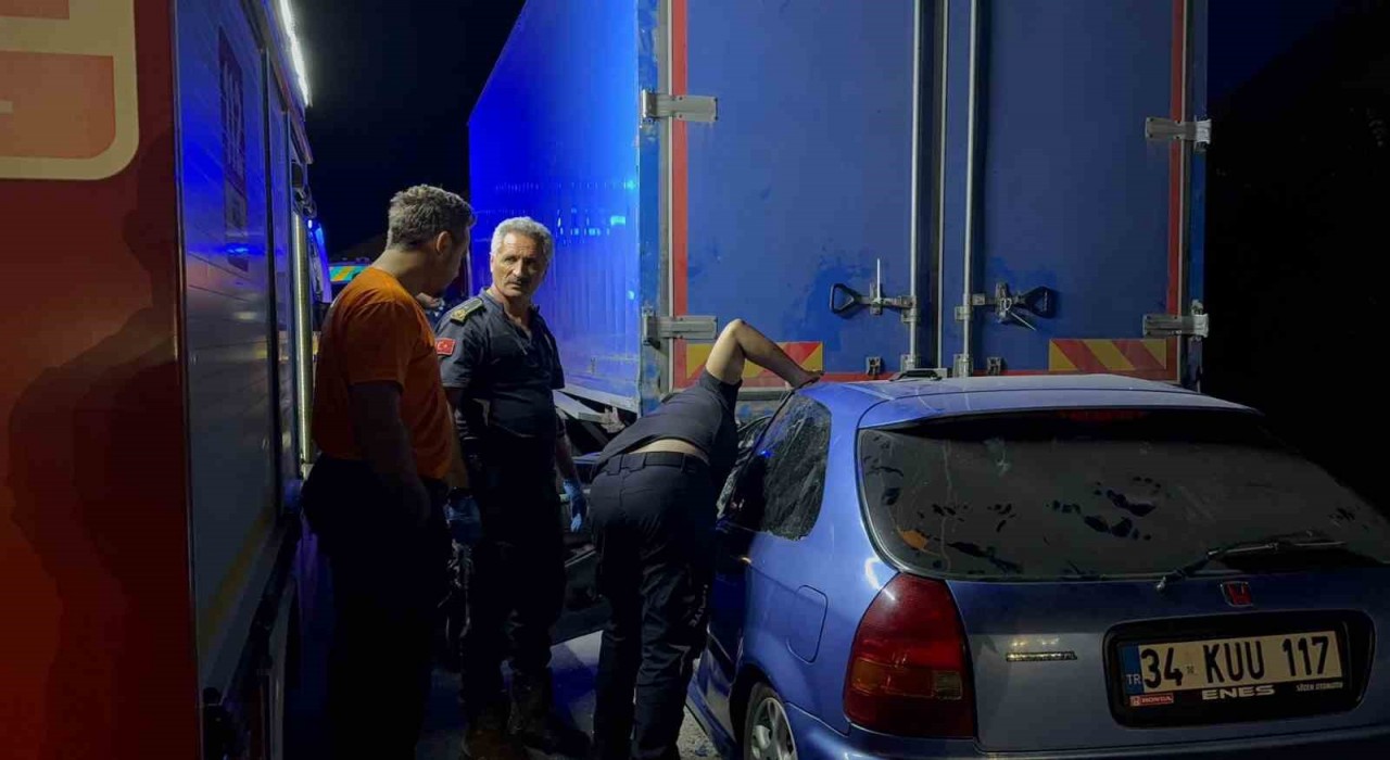 Kamyonun altına giren otomobilde can pazarı: 1 ölü, 1 ağır yaralı