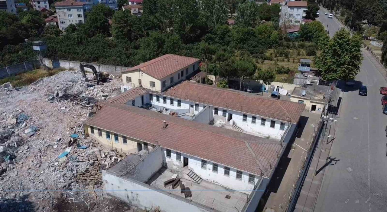 Kapanan cezaevinde yıkım başladı