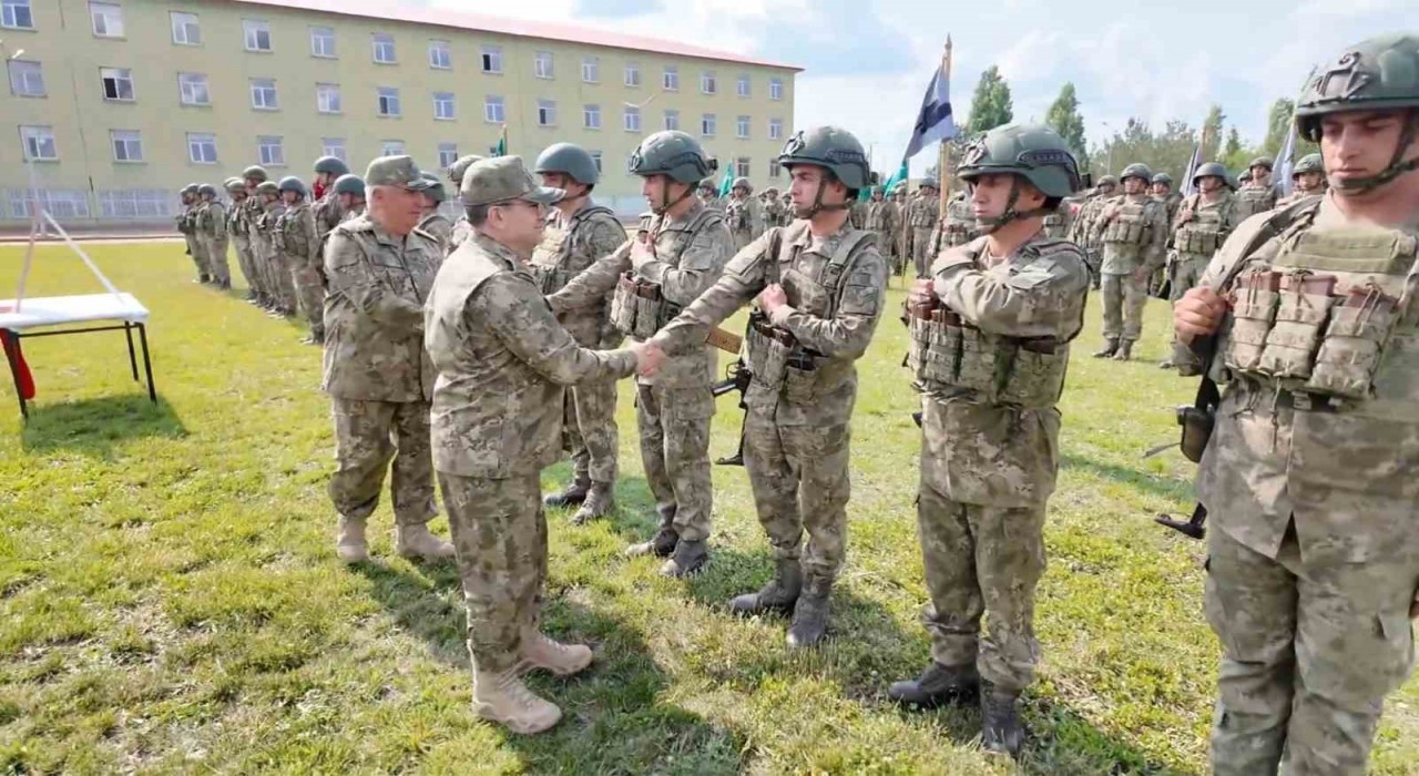 Kara Kuvvetleri Komutanı Orgeneral Bayraktaroğlu, Mehmetçikin bayramını kutladı