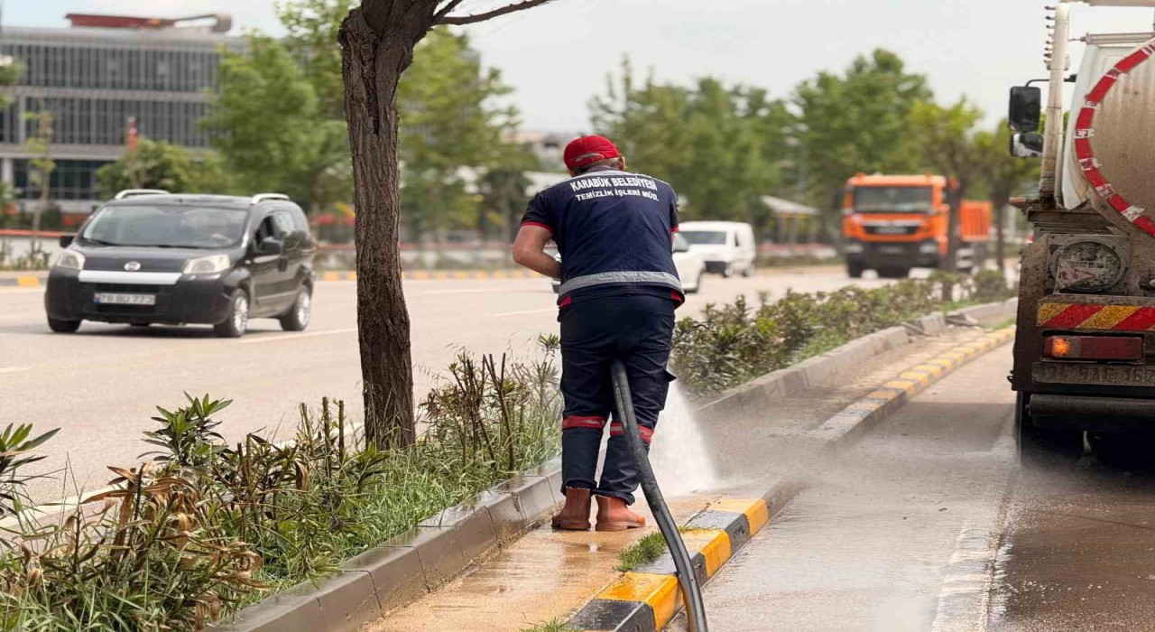 Karabük Belediyesi, şehir genelinde temizliği kesintisiz sürdürüyor