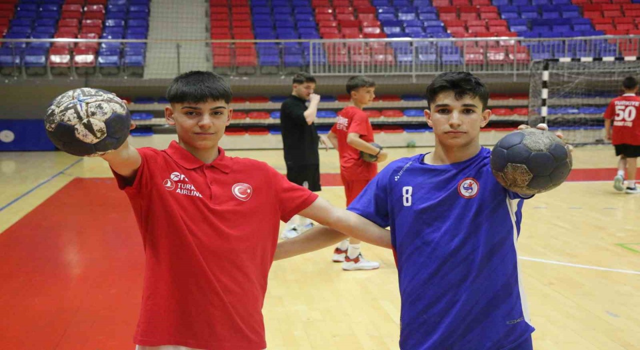 Karabüklü iki hentbolcu, milli takım kampına davet edildi