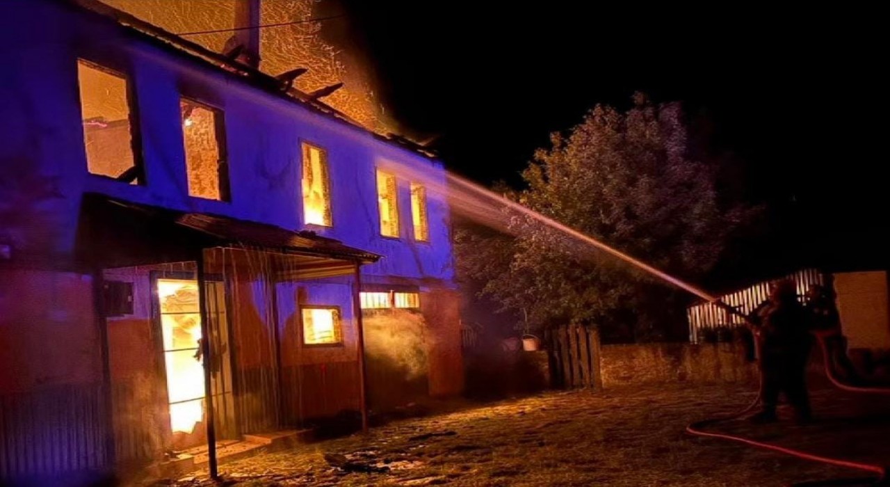 Karabükte 2 katlı ev alevlere teslim oldu