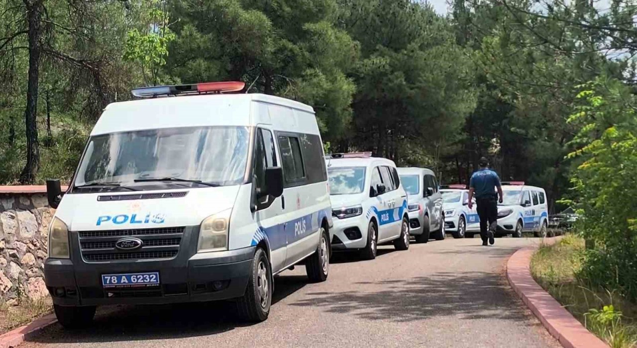 Karabükte ağaca asılı halde erkek cesedi bulundu