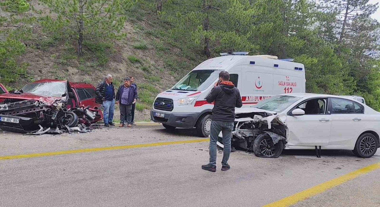 Karabükte iki otomobil kafa kafaya çarpıştı: 8 yaralı