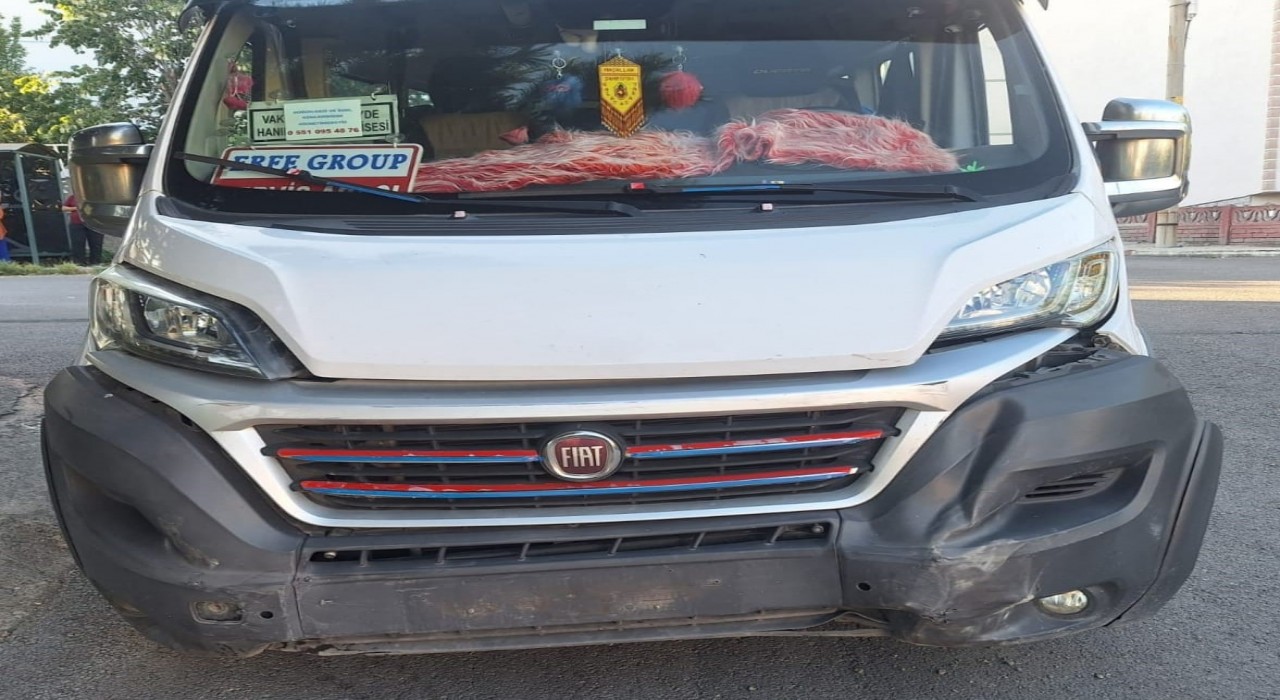 Karabükte okul servisi ile otomobil çarpıştı: 3 yaralı