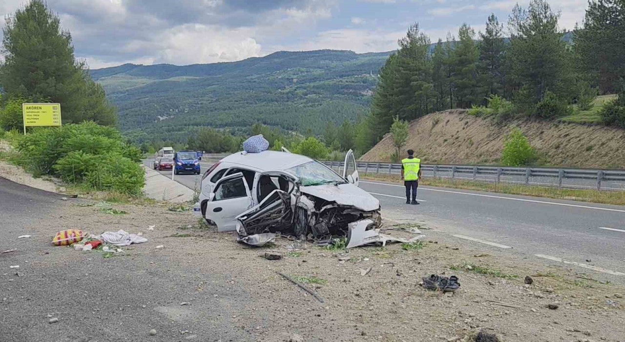 Karabükte yoldan çıkan otomobil beton menfeze çarptı: 1 ölü, 3 ağır yaralı