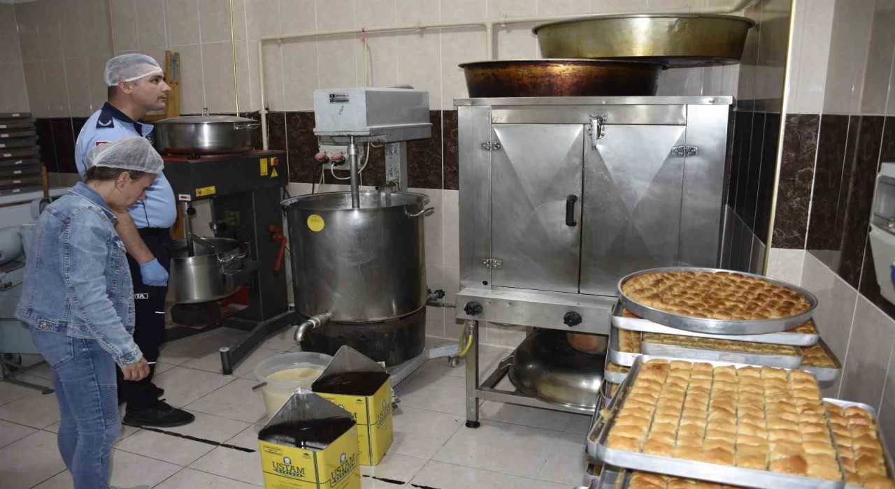 Karacabey Zabıtasından gıda güvenliği için bayram mesaisi