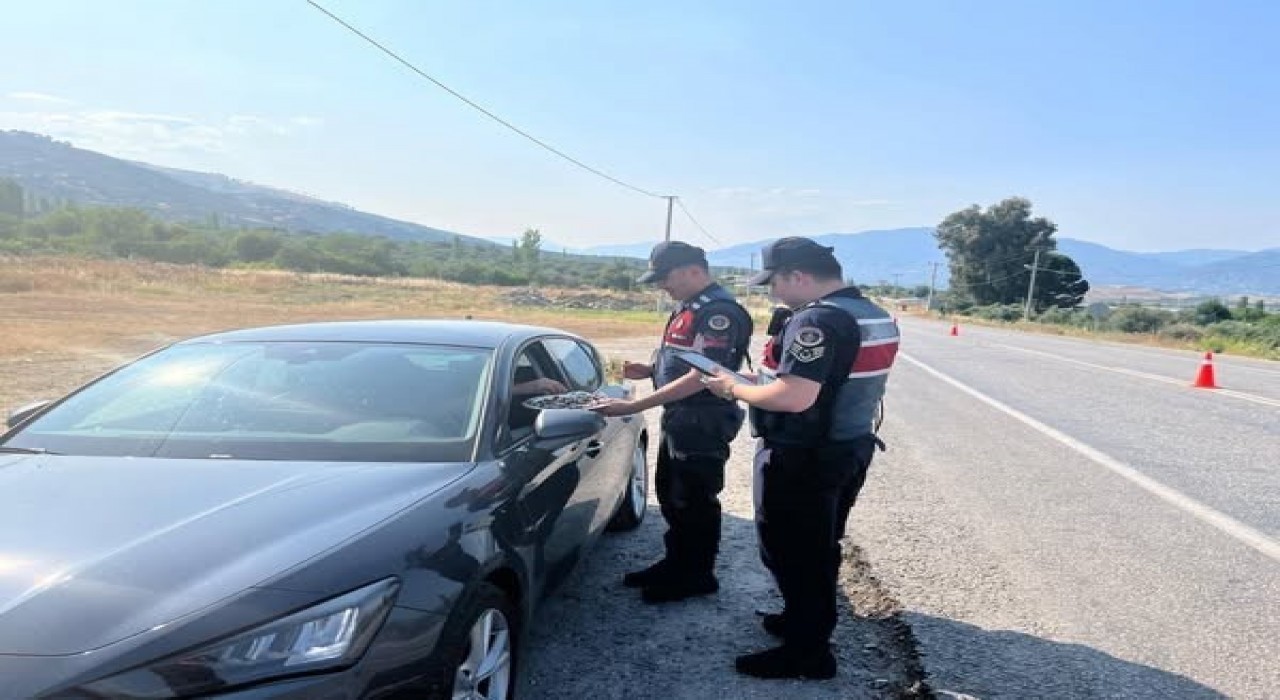 Karacasuda jandarmadan emniyet kemeri ve hız uyarısı