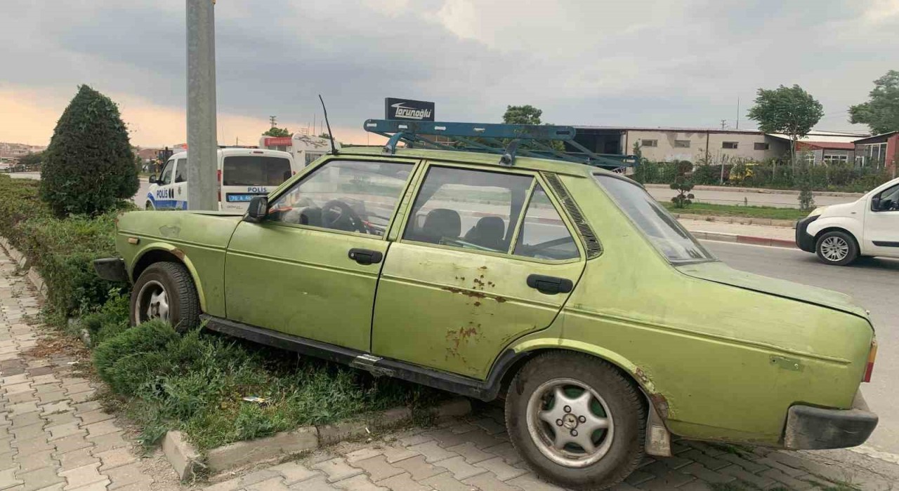 Karamanda direğe çarpan otomobilin sürücüsü kazayı yara almadan atlattı