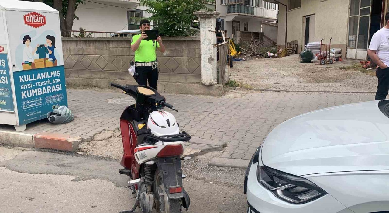 Karamanda elektrikli bisiklet park halindeki otomobile çarptı: 1 yaralı