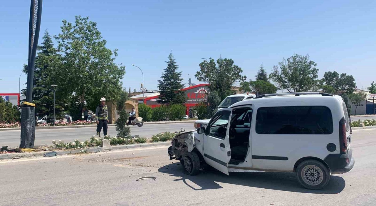 Karamanda hafif ticari araç aydınlatma direğine çarptı: 1 yaralı