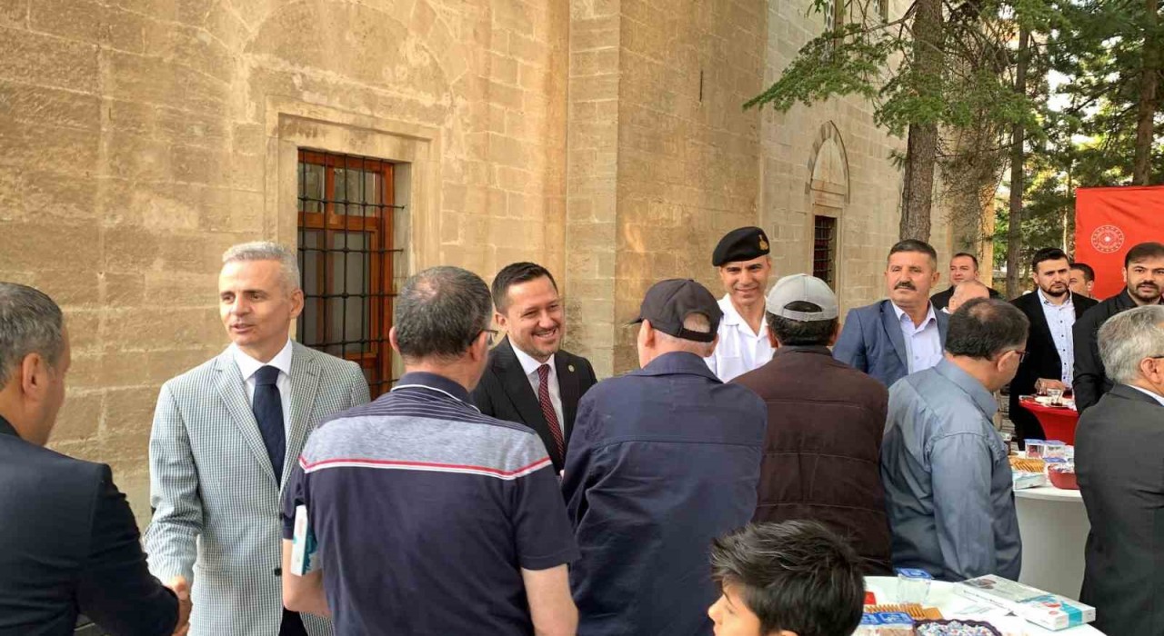 Karamanda il protokolü vatandaşla bayramlaştı