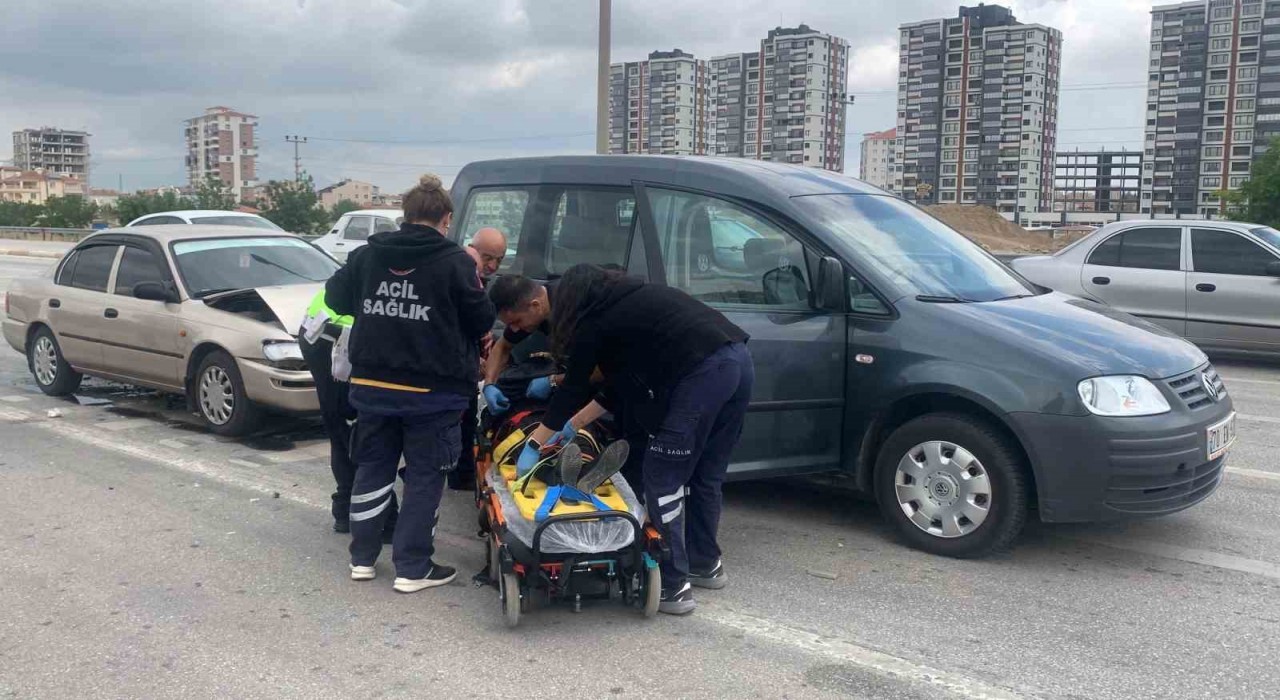Karamanda ışıkta bekleyen hafif ticari araca otomobil arkadan çarptı: 1 yaralı