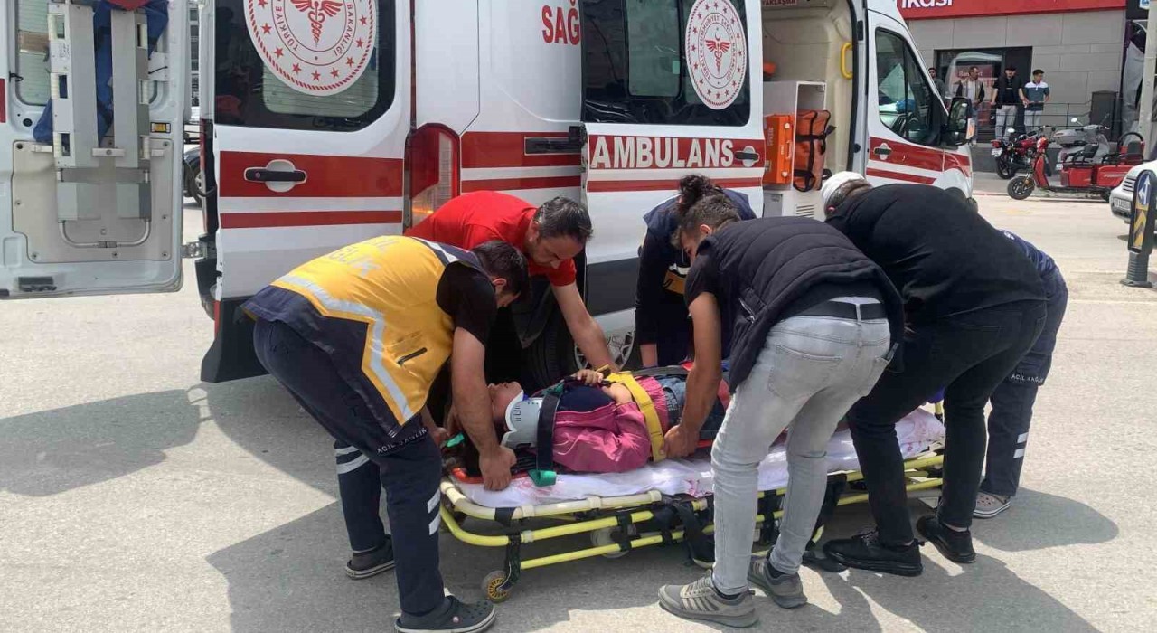 Karamanda kepçe ile çarpışan elektrikli bisikletli çocuk yaralandı