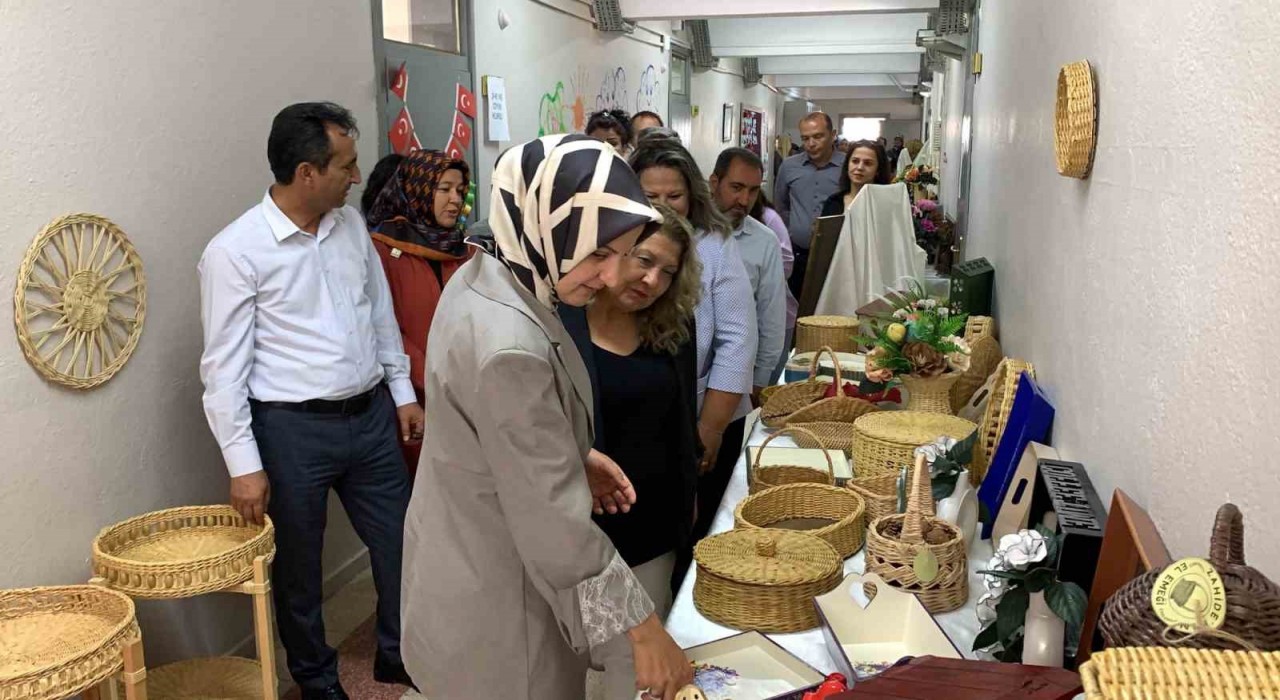 Karamanda kursiyerlerin el emeği yüzlerce eser sergilendi