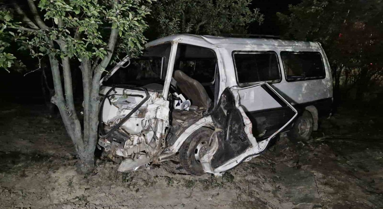Karamanda minibüs bahçeye uçtu: 1 yaralı