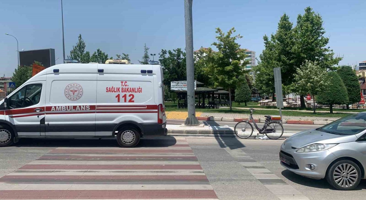 Karamanda otomobil bisiklete çarptı: 75 yaşındaki adam yaralandı