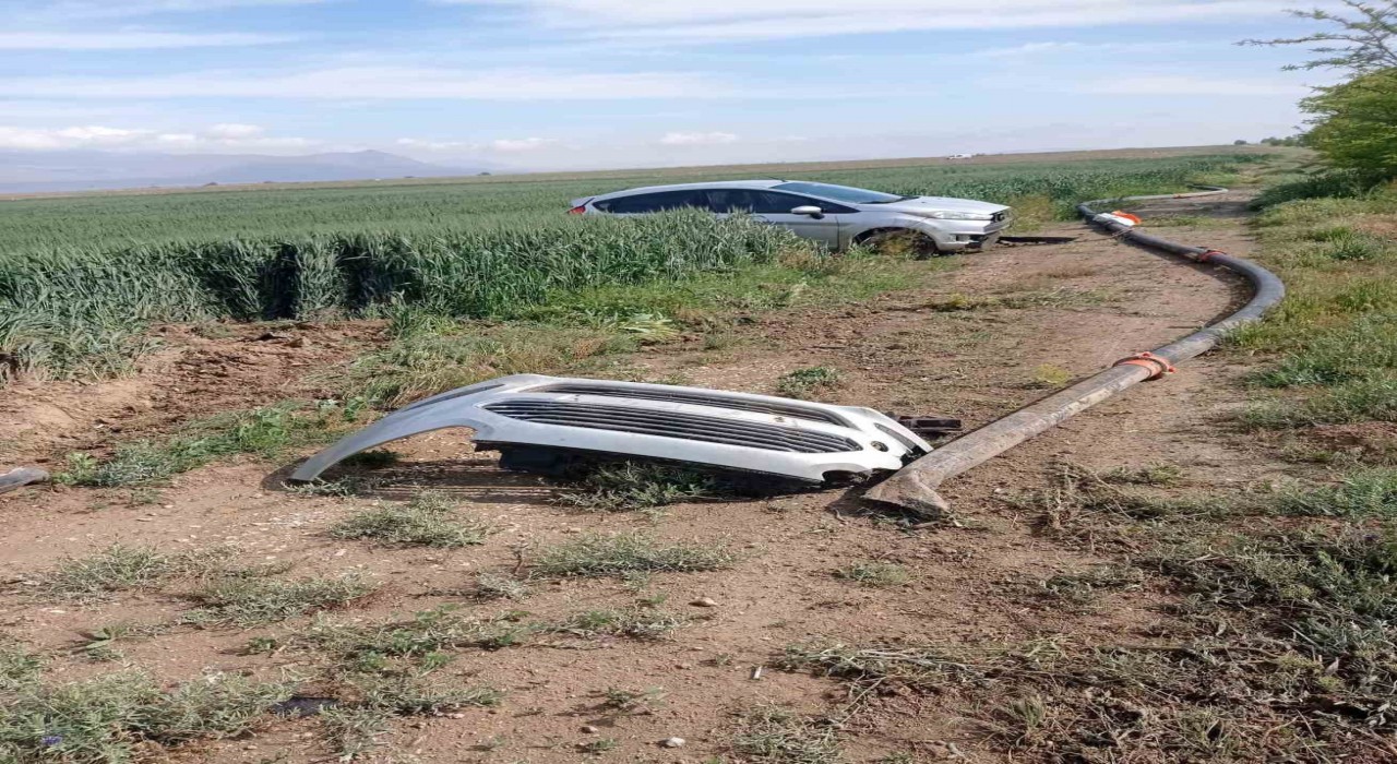 Karamanda otomobil tarlaya devrildi: 1 yaralı