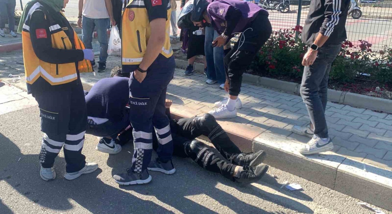 Karamanda otomobille çarpışan motokurye yaralandı