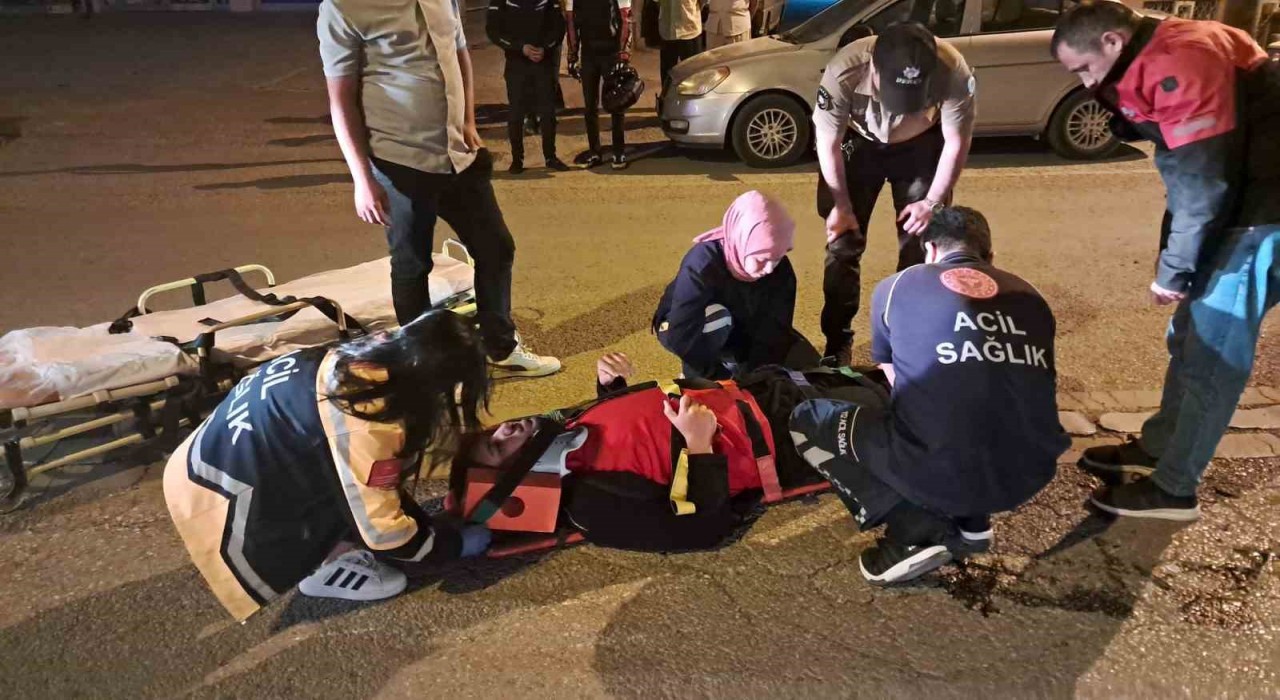 Karamanda otomobille çarpışan motokurye yaralandı