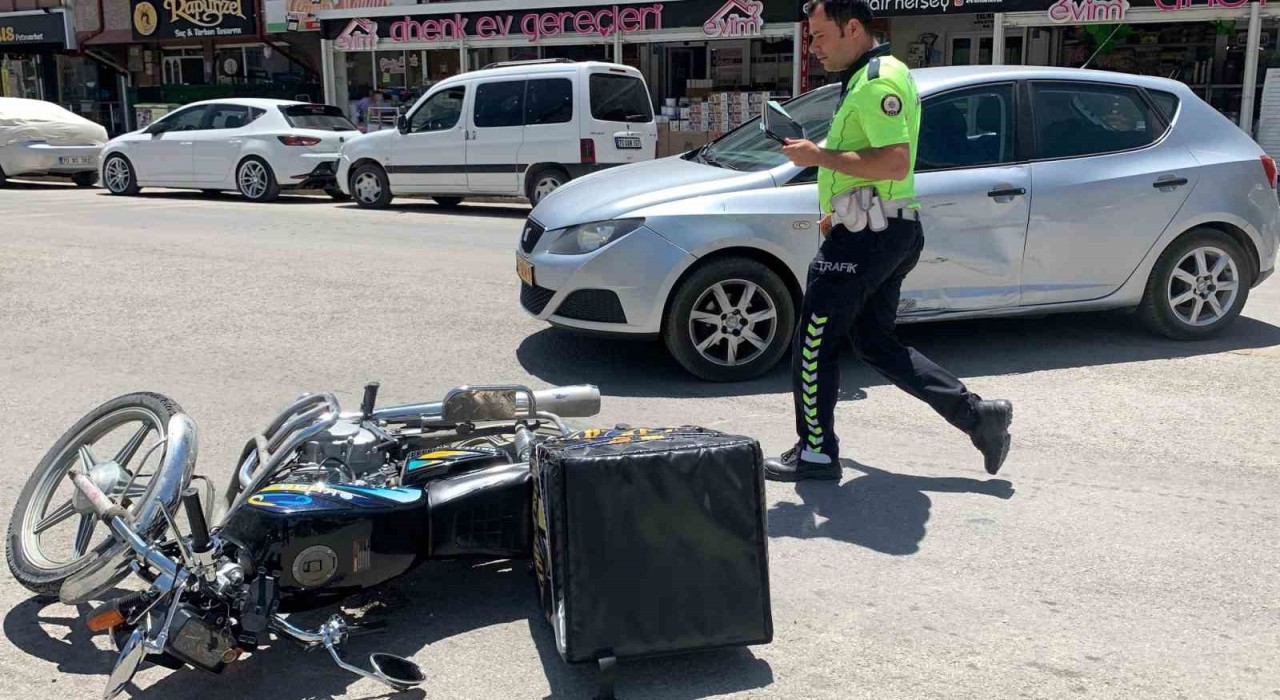 Karamanda otomobille çarpışan motokurye yaralandı