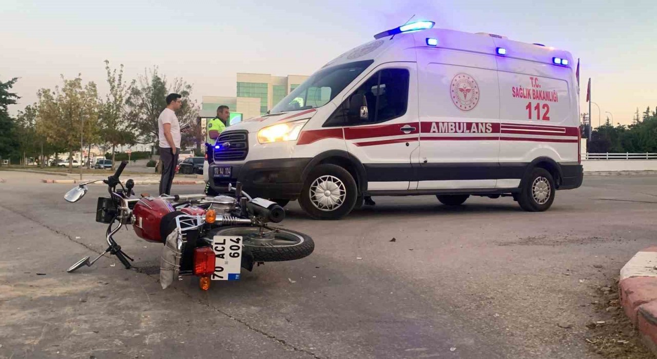 Karamanda otomobille çarpışan motosiklet sürücüsü yaralandı