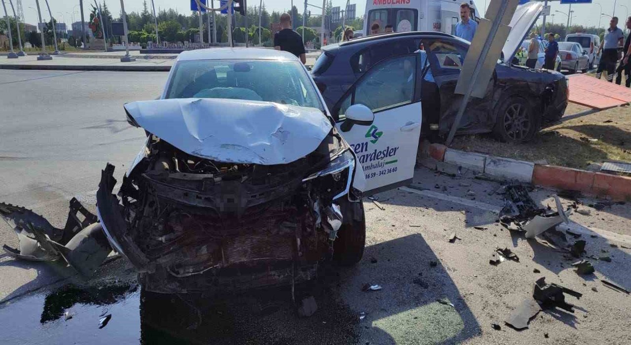Karamanda otomobiller çarpıştı: 1 yaralı