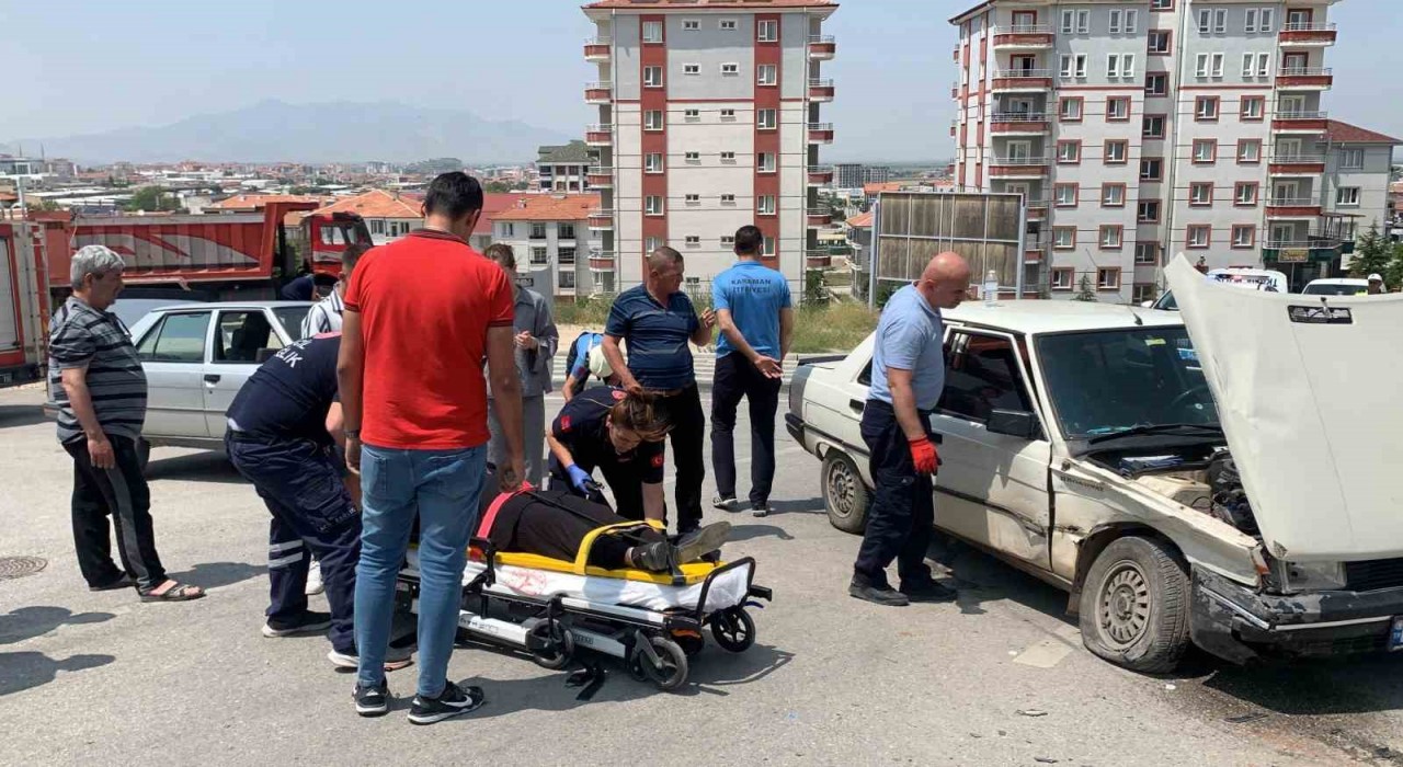 Karamanda otomobillerin çarpıştığı kaza kamerada: 2 yaralı