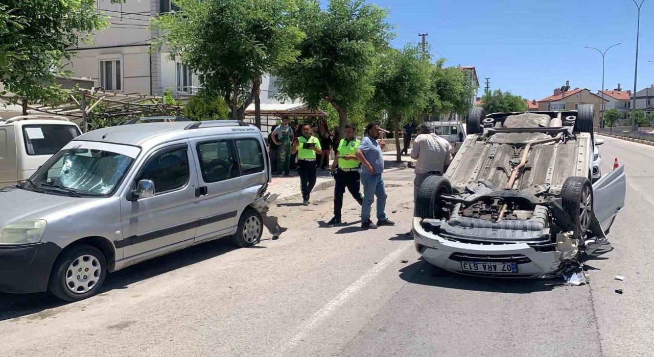 Karamanda park halindeki araca çarpan otomobil ters döndü: 2 yaralı