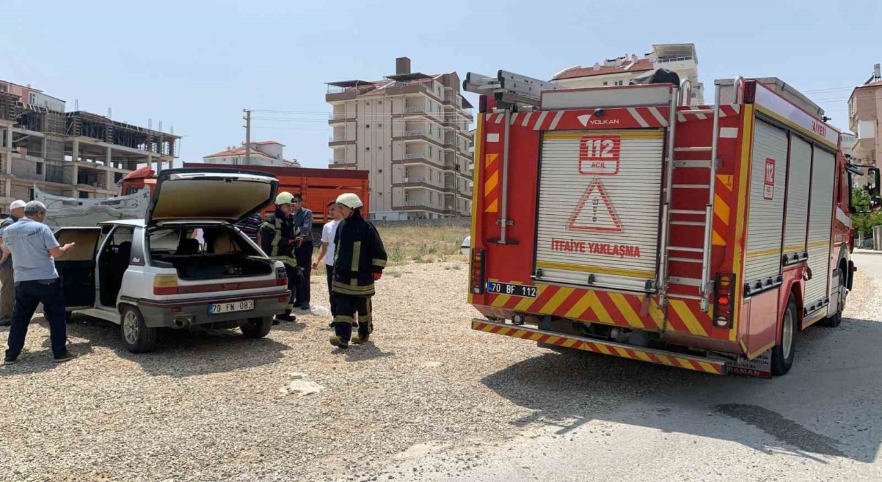 Karamanda park halindeki otomobil yandı