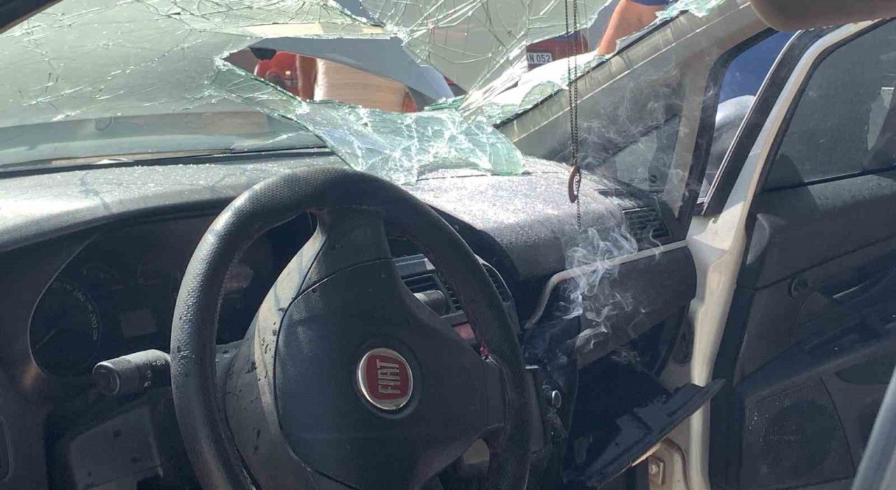 Karamanda patlayan telefon bataryası az kalsın aracı yakacaktı