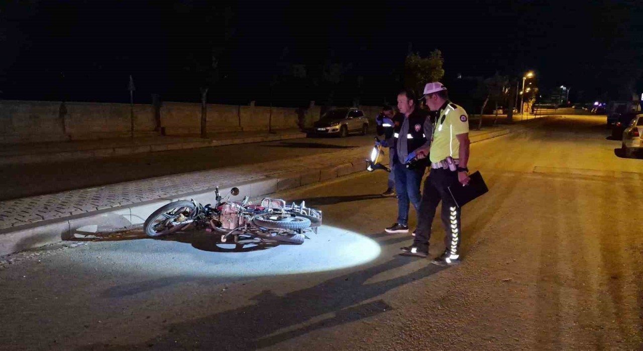 Karamanda refüje çarpan motosikletteki 2 kişi ağır yaralandı