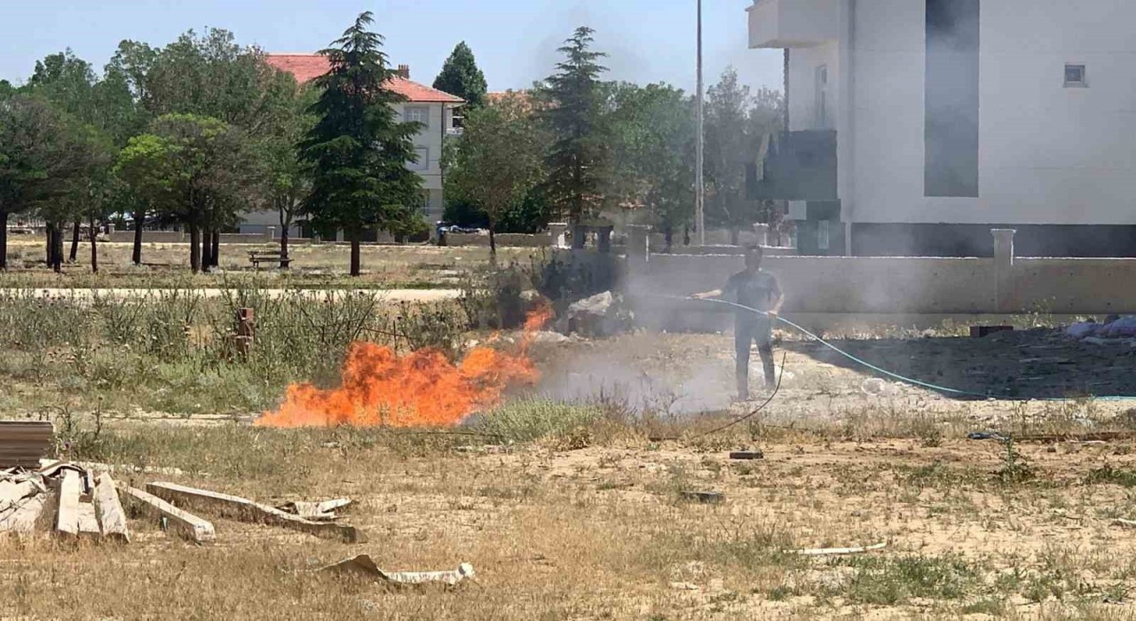 Karamanda tutuşan inşaat atıkları büyümeden söndürüldü