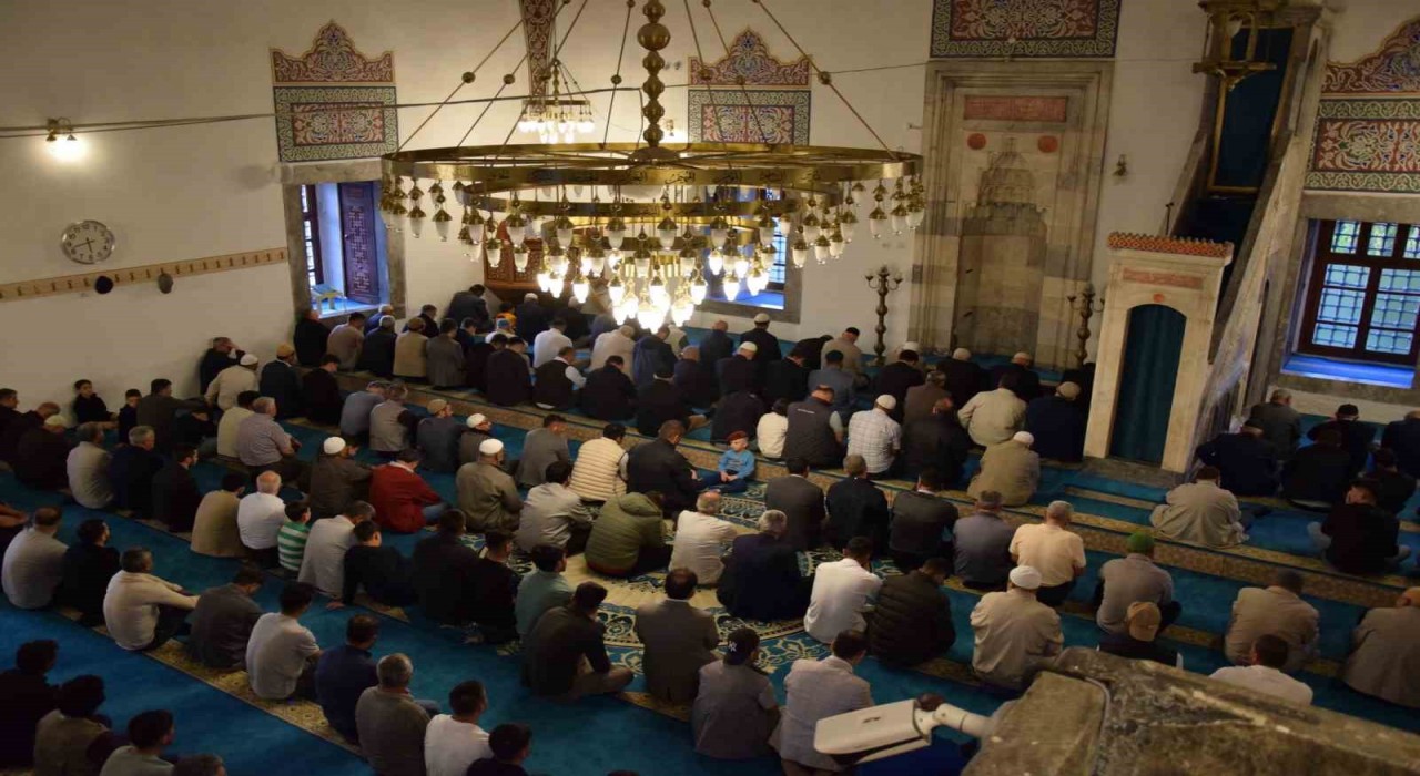 Karapınarda bayram namazında vatandaşlar camilere akın etti