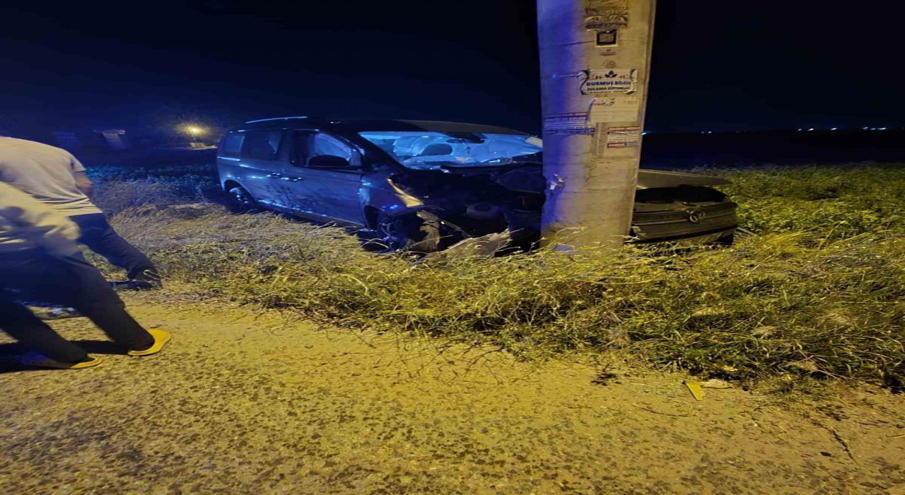 Karapınarda otomobil beton direğe çarptı: 5 yaralı