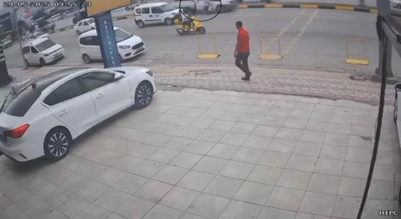 Karşıya geçmeye çalışan yaşlı adama kamyonet çarptı: O anlar kamerada