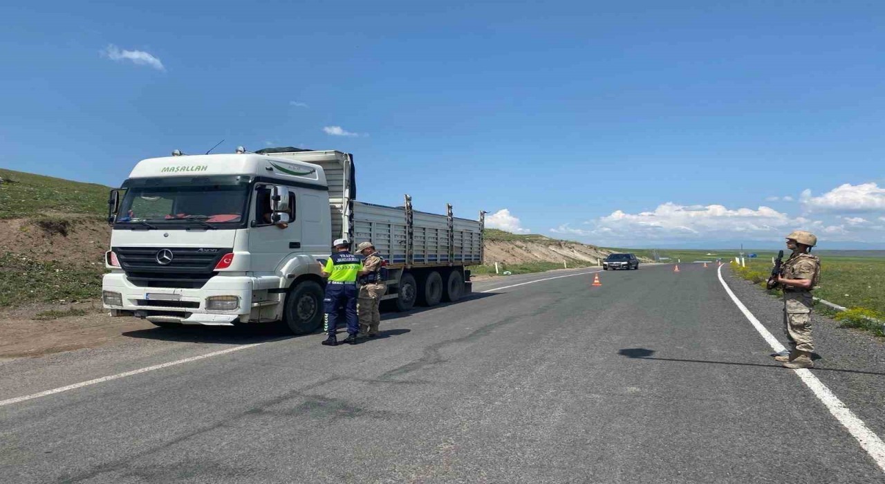 Karsta 32 ekip, 98 jandarmanın katımlıyla uygulama