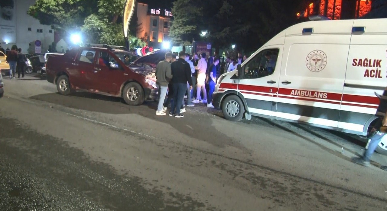 Karsta 4 araçlı zincirleme trafik kazası: 4 yaralı