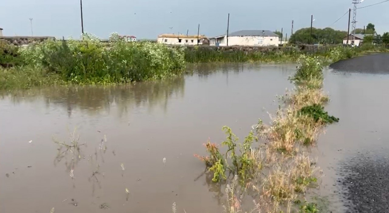 Karsta ahırlar ve ekili alanlar sular altında kaldı